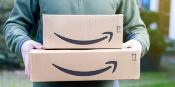 Trabajadores de Amazon inician huelgas en plena temporada navideña