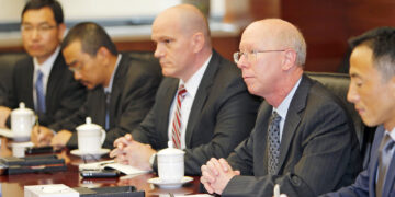 Directores ejecutivos elevan su optimismo económico ante el regreso de Trump