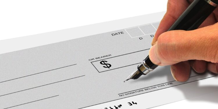 La administración Biden busca limitar las comisiones por sobregiro bancario