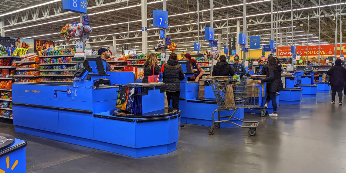 Walmart implementa cámaras corporales para empleados en un programa piloto