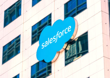 Acciones de Salesforce suben tras superar expectativas en ingresos y proyecciones futuras