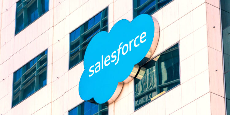 Acciones de Salesforce suben tras superar expectativas en ingresos y proyecciones futuras