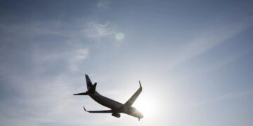 Caen acciones de Boeing tras orden de inspección a todos los 737-800 en Corea del Sur