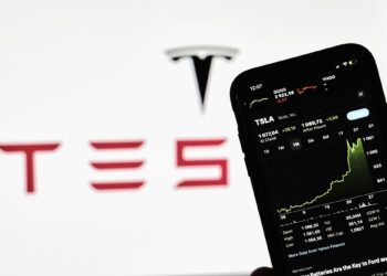 Tesla alcanza máximos históricos tras victoria de Trump y respaldo de Elon Musk