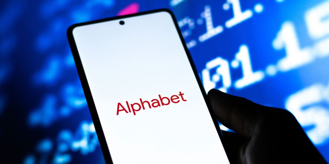 Alphabet y Tesla lideran repunte tecnológico que lleva al Nasdaq a niveles históricos