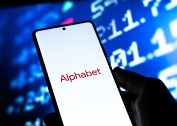 Alphabet y Tesla lideran repunte tecnológico que lleva al Nasdaq a niveles históricos