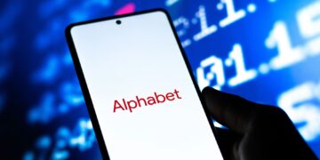 Alphabet y Tesla lideran repunte tecnológico que lleva al Nasdaq a niveles históricos