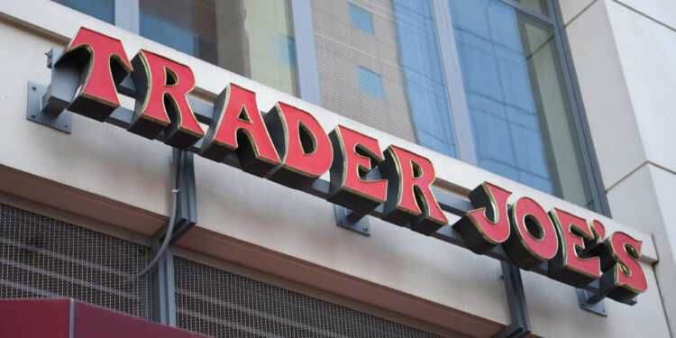 Trader Joe’s sorprende con su nueva bolsa reutilizable viral por menos de $5