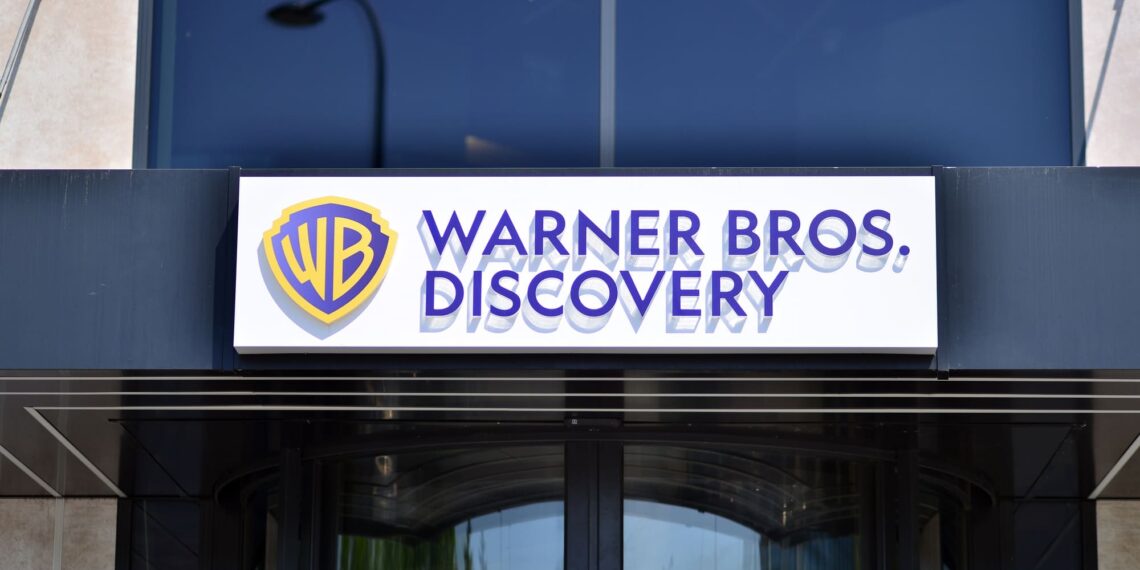 Las acciones de Warner Bros. Discovery suben un 15% después de anunciar reestructuración