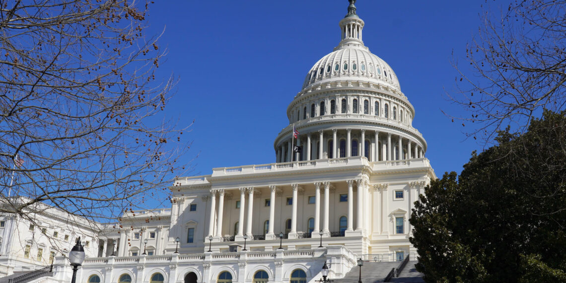 Congreso aprueba plan para evitar cierre gubernamental pero niega una propuesta de Trump