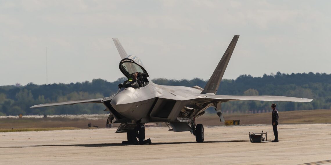 Cierre temporal en base de la Fuerza Aérea de EE. UU. por avistamientos de drones genera preocupación