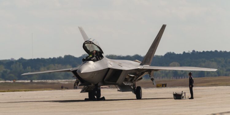 Cierre temporal en base de la Fuerza Aérea de EE. UU. por avistamientos de drones genera preocupación