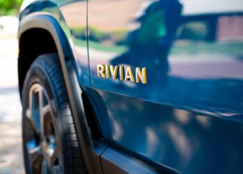 Rivian marca un hito en sus acciones tras reportar entregas y producción de 2024