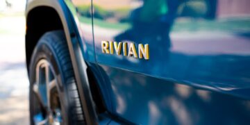 Rivian marca un hito en sus acciones tras reportar entregas y producción de 2024