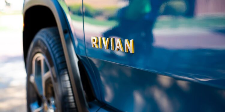 Rivian marca un hito en sus acciones tras reportar entregas y producción de 2024