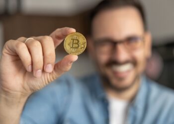 Bitcoin supera los $102,000 al inicio de la semana y luego cae por debajo de los $100,000