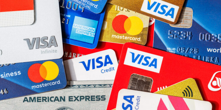 Crece el estrés financiero: Más consumidores recurren a pagos mínimos con tarjetas