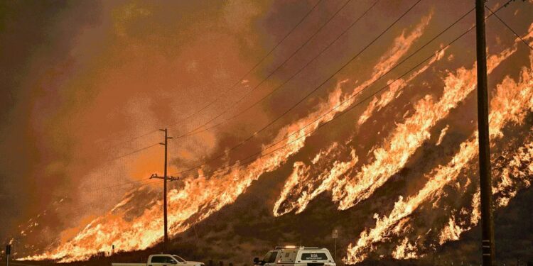 Nuevos incendios en Los Ángeles: Llamas avanzan sin control y hay miles de evacuados