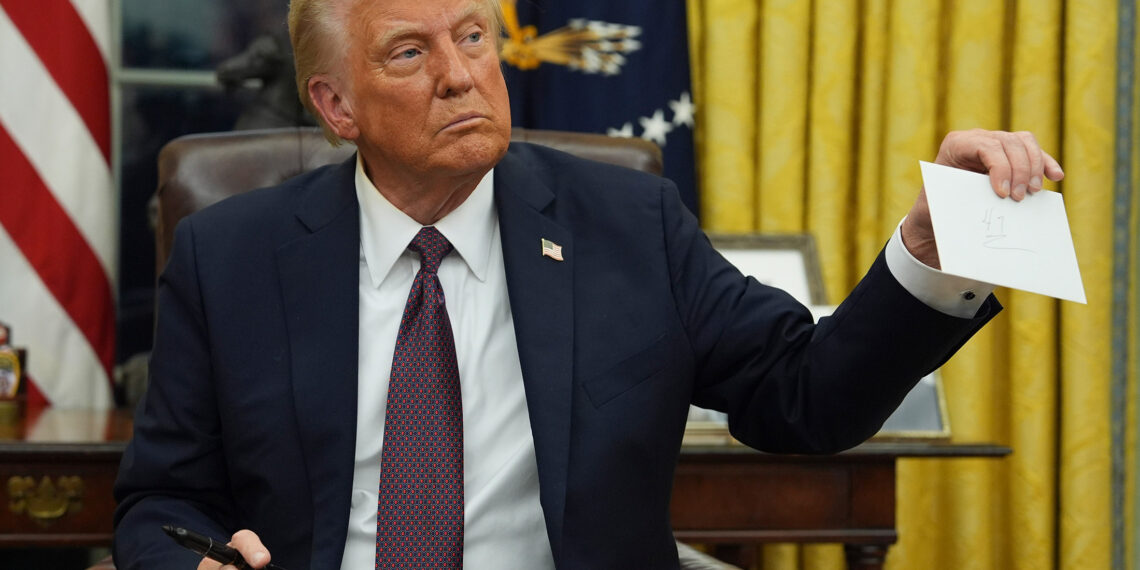 Un momento curioso protagonizó Donald Trump al descubrir carta de Joe Biden