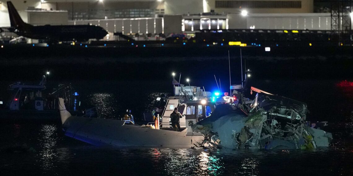 Recuperados 30 cuerpos: ¿Vuelo controlado del helicóptero hacia el avión comercial?, esto dijo Trump