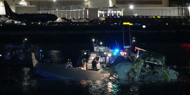 Recuperados 30 cuerpos: ¿Vuelo controlado del helicóptero hacia el avión comercial?, esto dijo Trump