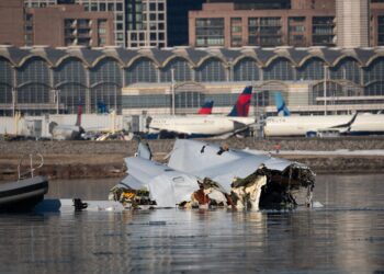 Tragedia aérea: ¿Vuelo controlado hacia la aeronave de American Airlines?