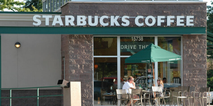 ¿Crisis en Starbucks?: Despidos masivos preocupan