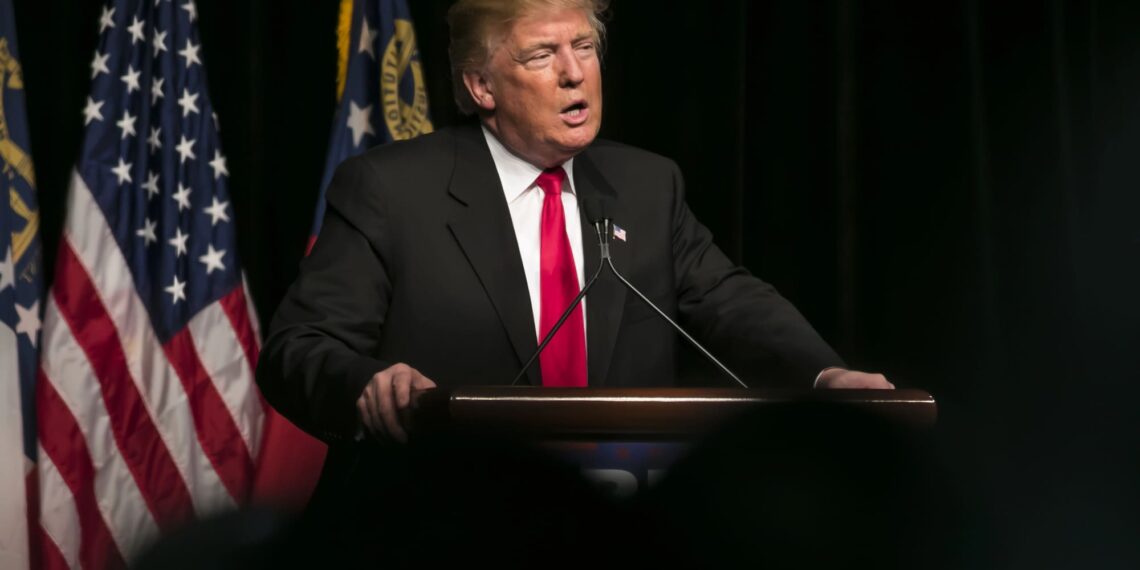 Trump endurece su ofensiva: Inmigrantes deberán registrarse o enfrentarán prisión y deportación