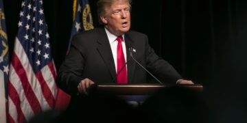 Trump endurece su ofensiva: Inmigrantes deberán registrarse o enfrentarán prisión y deportación