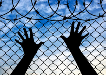 Liberación de migrantes detenidos: ICE opta por monitoreo electrónico ante saturación de centros