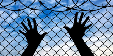 Liberación de migrantes detenidos: ICE opta por monitoreo electrónico ante saturación de centros