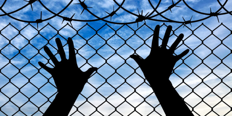 Liberación de migrantes detenidos: ICE opta por monitoreo electrónico ante saturación de centros