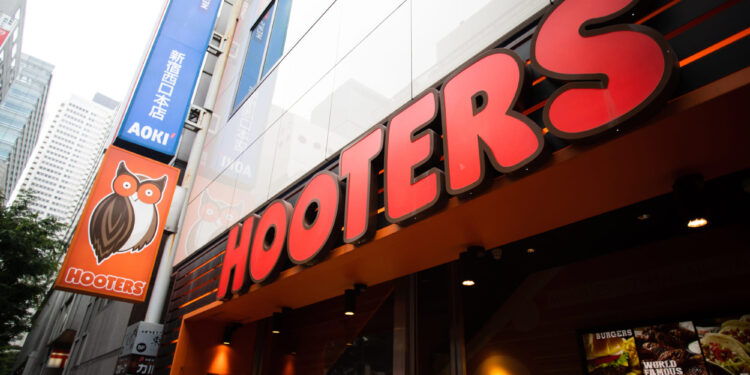 Hooters en la cuerda floja