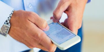 Insólito error en iPhones que reemplaza “racista” por “Trump” será solucionado por Apple