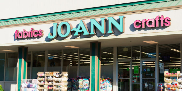 ¡Adiós a Joann!: La icónica cadena de telas cierra tras fracasar en la búsqueda de un comprador