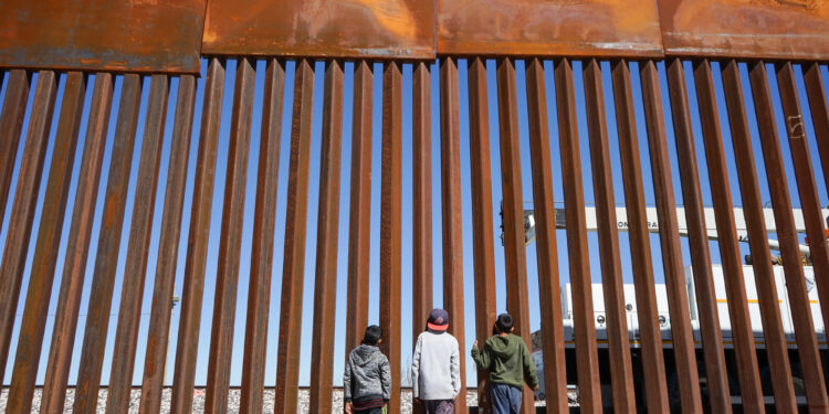 Humillante mensaje de San Valentín de Trump para los inmigrantes: “poema” desata indignación