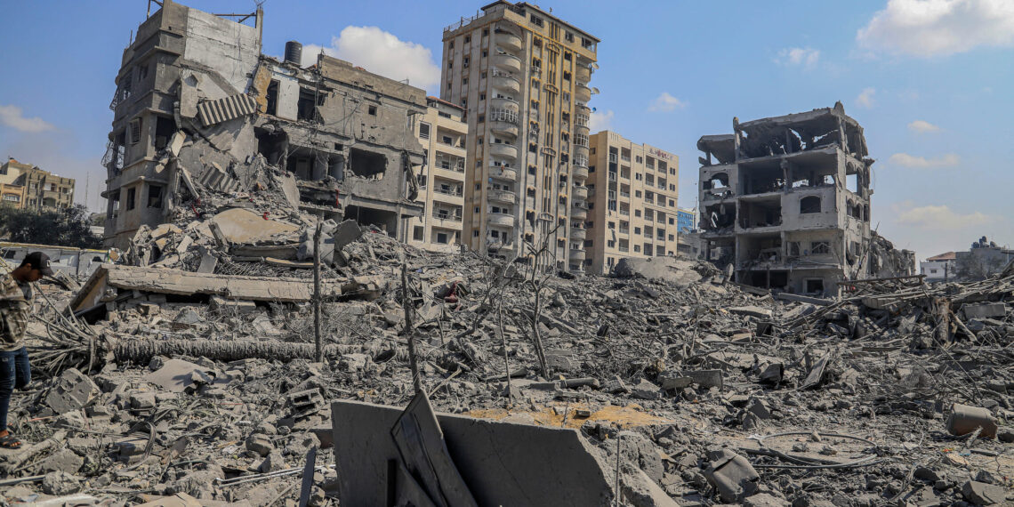 Trump propone expulsar a los palestinos y convertir Gaza en un resort