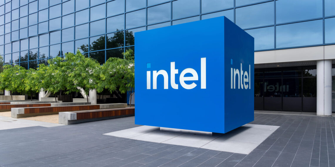 Intel se dispara un 16.1% tras rumores de división y posible adquisición por gigantes del sector