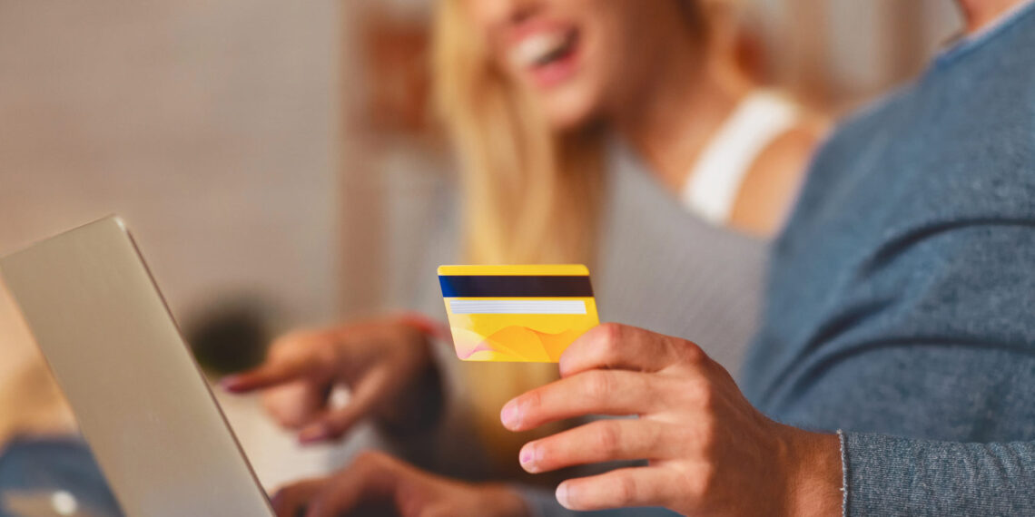 Deuda de tarjetas de crédito en EE. UU. alcanza cifras récord, pero hay señales de alivio