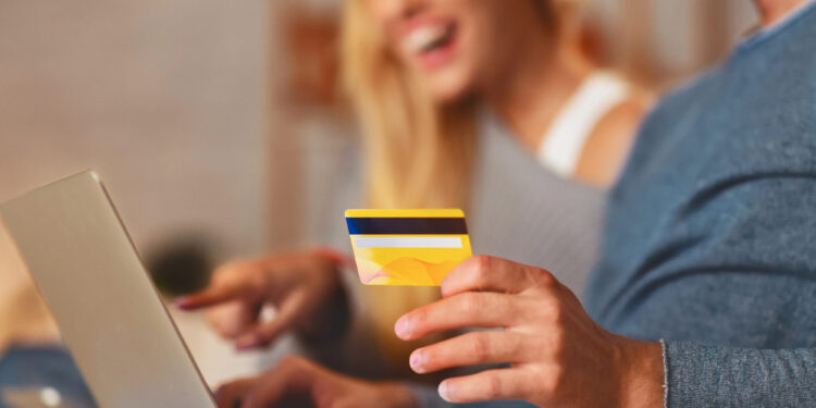 Deuda de tarjetas de crédito en EE. UU. alcanza cifras récord, pero hay señales de alivio