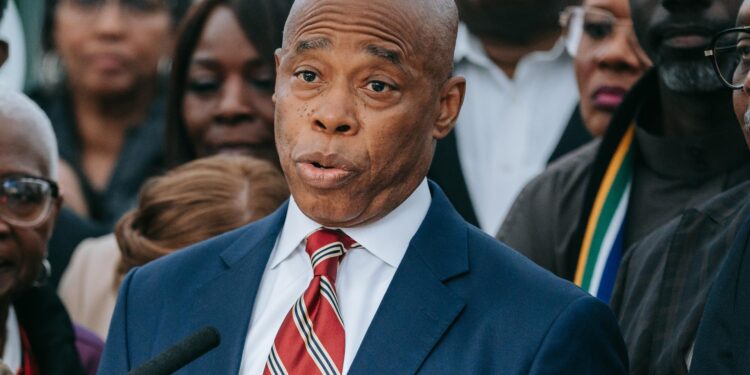 Nueva York permitirá el ingreso de agentes de la ICE para control de inmigrantes