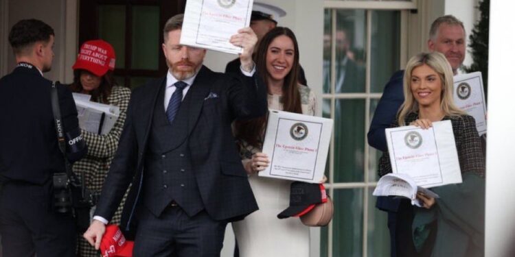 Archivos de Jeffrey Epstein: Fiscal Pam Bondi y la Rep. Anna Paulina Luna en desacuerdo con el FBI