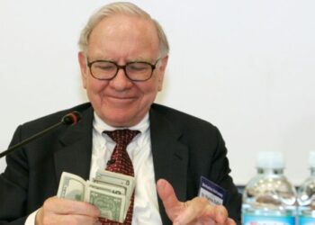 Berkshire Hathaway reporta impresionantes ganancias y pilas de efectivo