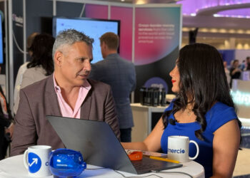 Pablo Pereyra, Chief Revenue Officer de 2innovate, junto a Vanessa Carranza en vivo desde Fintech Americas 2025 en Miami Beach