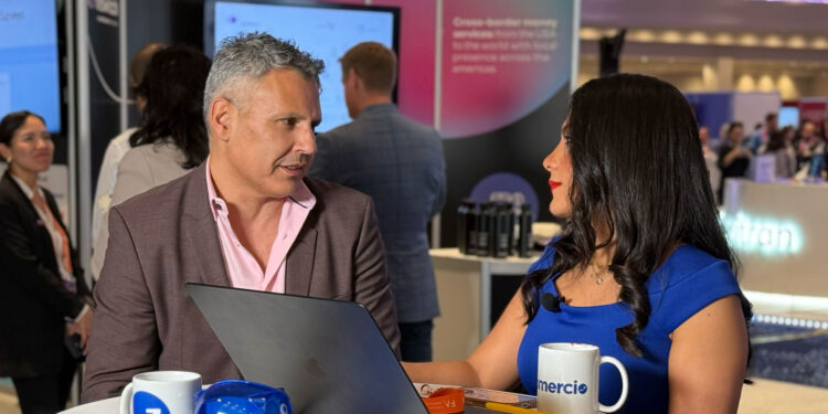 Pablo Pereyra, Chief Revenue Officer de 2innovate, junto a Vanessa Carranza en vivo desde Fintech Americas 2025 en Miami Beach