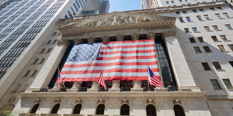 ¡Wall Street en pánico!: El Dow Jones se hunde 900 puntos y el Nasdaq sufre su peor golpe desde 2022