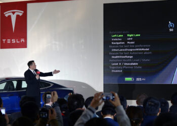 Incursión en política de Elon Musk aleja a clientes y golpea valor de mercado de Tesla