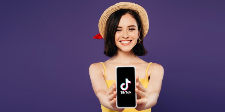 TikTok obtuvo millonarios ingresos por transmisión en vivo pero denuncias de explotación infantil le opacan