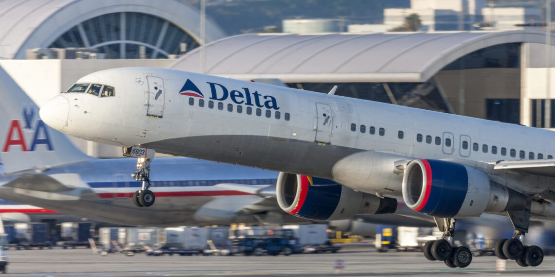 Caen acciones de Delta por reducción de previsiones: ¿Las políticas migratorias de Trump son la causa?