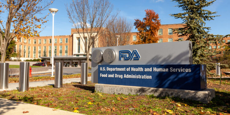 Kennedy anuncia despido masivo de 10,000 trabajadores del Departamento de Salud